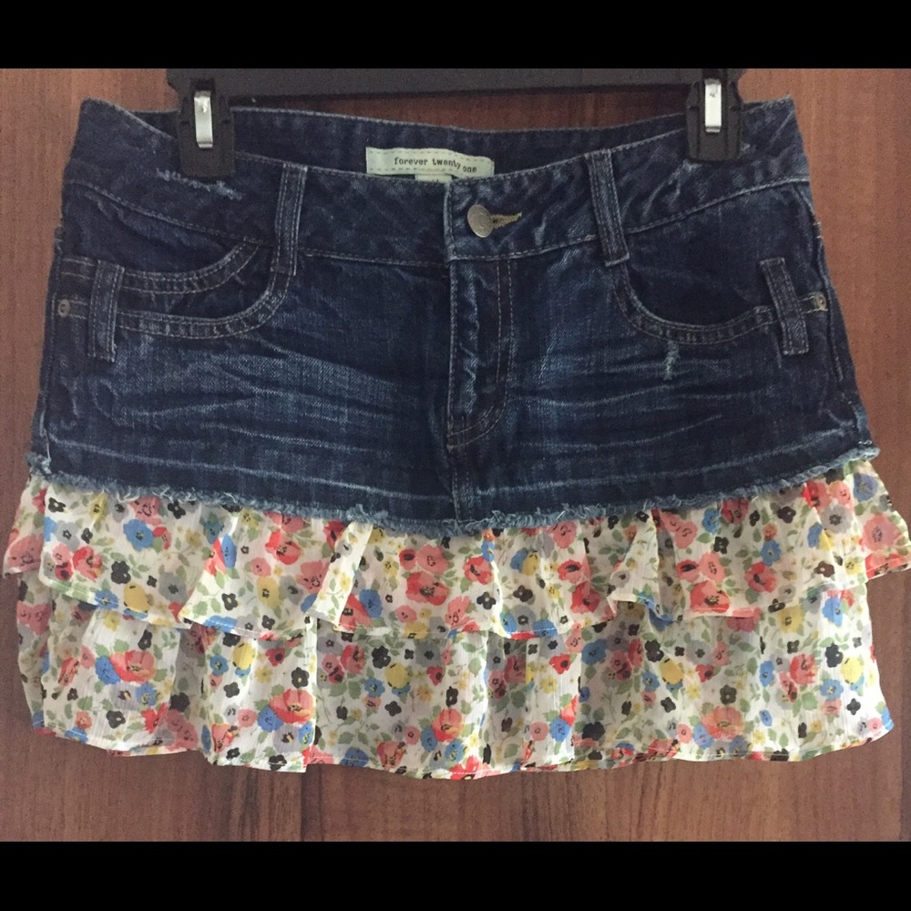 Adorable Forever 21 Jean Flowered Mini Skirt Med!